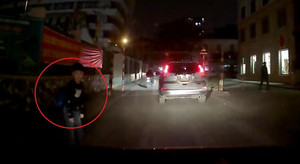 Clip: Được nhường đường, bé trai cúi đầu 'lia lịa' cảm ơn tài xế