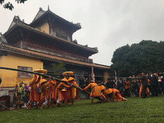 Khách Tây thích thú xem lễ dựng nêu ngày Tết trong hoàng cung triều Nguyễn