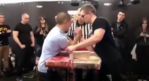 Video: Lực sĩ Việt Nam gây sốc tại giải vật tay châu Âu