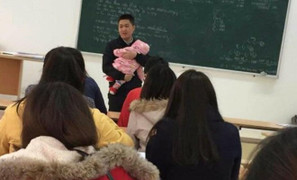 Nam giảng viên trường cao đẳng ở Hà Nội bế con cho nữ sinh làm bài thi