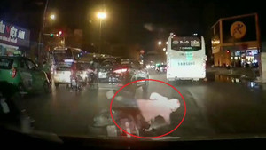 Clip: 'Ninja Lead' rẽ không quan sát, va chạm liên hoàn với 2 ô tô