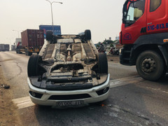 Video: Húc ô tô 4 chỗ lật ngửa giữa đường, tài xế xe tải tăng ga bỏ chạy