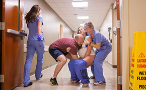 Bức ảnh tuyệt vời ghi lại cảnh chồng hốt hoảng 'bắt con' cho vợ đẻ rơi ở hành lang viện