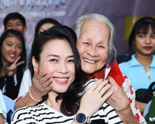 Mỹ Tâm hát cải lương dành tặng nghệ sĩ già neo đơn