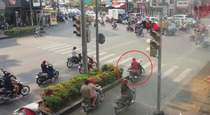 Clip: Nữ 'ninja' hồn nhiên dựng xe, ngồi vắt chân giữa ngã tư đèn đỏ