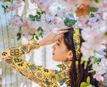 Hot girl Sài thành khoe sắc bên hoa mai