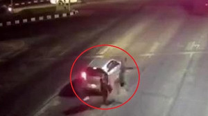 Clip: Xe máy phóng như tên lửa, đâm sầm đuôi ô tô dừng chờ đèn đỏ