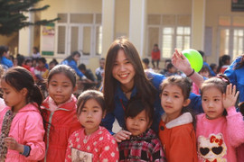 Sinh viên Ngoại Thương trao quà Tết cho học sinh nghèo Hòa Bình