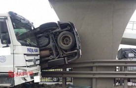 Xe ô tô con bị tông bay lên dải phân cách trên quốc lộ 5, 3 người nhập viện