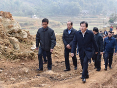 Phó Thủ tướng thăm và trao quà Tết cho người dân vùng bị sạt lở đất ở Hòa Bình