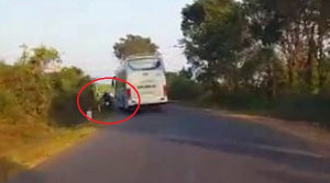 Clip: Xe khách vượt ẩu gây tai nạn, chỉ chăm chăm kiểm tra xe mình rồi bỏ đi