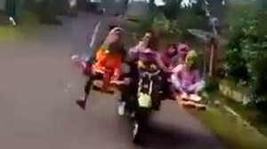 Clip: 'Siêu xe' 2 bánh 8 chỗ chở cả gia đình khiến người xem bật cười