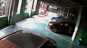 Video: Ô tô đâm thủng tường, rơi từ tầng 2 bãi xe xuống đất