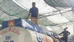 Cảnh sát phá cửa kho, vây bắt nhóm rút ruột xăng dầu ở TP.HCM