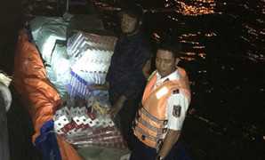Hơn 17.000 gói thuốc lá lậu trên thuyền không số