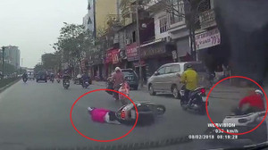 Clip: Không giữ khoảng cách, 2 người phụ nữ phanh gấp, ngã dúi dụi trên phố Hà Nội