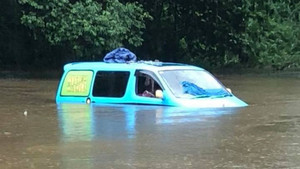 Ngủ trên ô tô, 3 thanh niên tỉnh dậy giữa dòng nước lũ