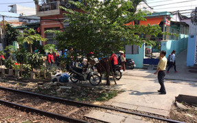 Băng qua đường dân sinh không rào chắn, người phụ nữ bị tàu hỏa kéo lê hơn 10m