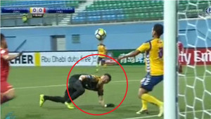 Video: Bắt bóng lỗi, thủ môn Nguyên Mạnh trả giá bằng chấn thương kinh hoàng