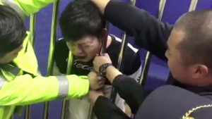 Clip: Tài xế say xỉn kẹt đầu giữa song sắt buồng giam, khóc tu tu như trẻ con