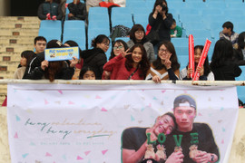 Fan nữ chen nhau tặng quà Valentine cho Bùi Tiến Dũng