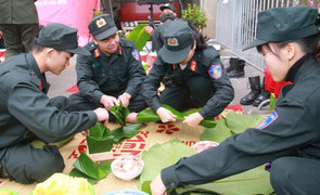 Chiến sỹ cảnh sát cơ động trổ tài gói bánh chưng đón Tết