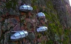 Chóng mặt ngắm khách sạn con nhộng cheo leo trên vách núi