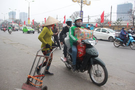 Đẩy vali cho khách kiếm tiền triệu mỗi ngày ở bến xe Giáp Bát