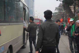 Hành khách nài nỉ 'cho em đứng trên xe' về quê ăn Tết nhưng vẫn bị từ chối