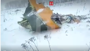 Video: Hình ảnh đầu tiên tại hiện trường tai nạn máy bay Nga làm 71 hành khách thiệt mạng