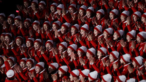 Video: Ngạc nhiên xem CĐV Triều Tiên múa hát cổ vũ Thế vận hội mùa đông