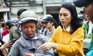 Cận kề Tết, Mỹ Tâm cùng gia đình vẫn miệt mài đi từ thiện