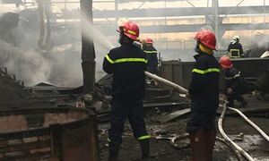 Video: Hiện trường vụ nổ như bom trong lò luyện thép khiến 2 người bị thương ở Hà Nội