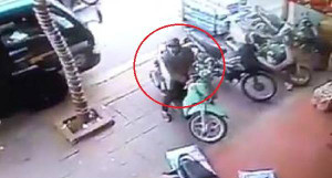 Clip: Đạo chích phá khóa điện, trộm SH trong 3 giây ở Vĩnh Phúc