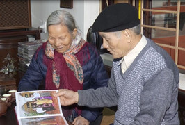 Ngưỡng mộ tình yêu vượt thời gian của đôi vợ chồng già ở Hà Nội