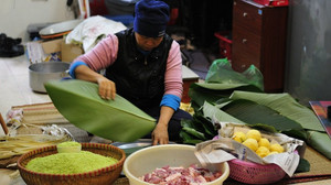 Ảnh: Dân chung cư Hà Nội tự gói, nấu bánh chưng xuyên đêm ăn Tết