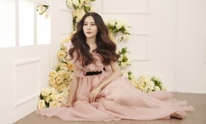Hoa khôi Nam Em nền nã trong tà áo dài Tết