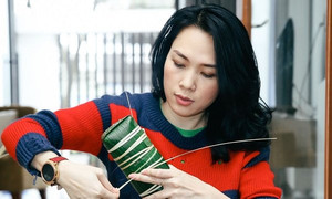 Mỹ Tâm quây quần bên ba mẹ nấu bánh tét dịp cuối năm