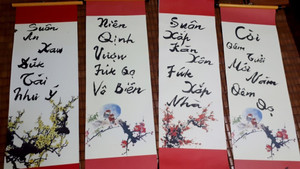 PGS Bùi Hiền viết câu đối Tết bằng chữ cái 'Tiếw Việt' mới