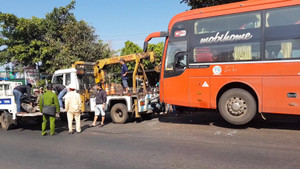 Đang dừng xe bên đường, hai cha con bị xe khách tông chết ngày cận Tết