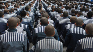 Tù nhân Trung Quốc đeo vòng định vị về quê ăn Tết