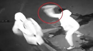 Clip: Trộm ném gạch trúng đầu khiến đồng bọn ngất lịm