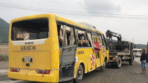 Lật xe khách ở Đà Nẵng: 11 hành khách bị thương kịp về quê đón Tết