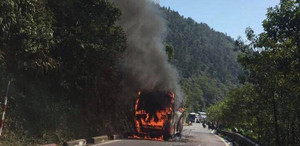 Ô tô chở 29 khách nước ngoài bốc cháy trên đèo Hải Vân ngày 30 Tết