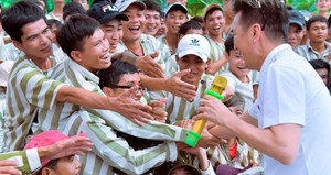 Đàm Vĩnh Hưng, Trường Giang biểu diễn ở trại giam ngày cận Tết