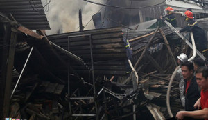 Cửa hàng sửa xe cháy ngùn ngụt chiều 30 Tết