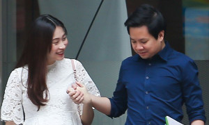 Hoa hậu Đặng Thu Thảo lần đầu lộ bụng bầu, tay trong tay ông xã đi khám thai