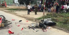 Hai xe máy đối đầu, 3 người thương nặng