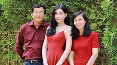 Lê Âu Ngân Anh rạng rỡ bên bố mẹ trong ngày Tết