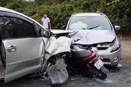 Hai ô tô húc nhau, 10 người nhập viện mùng 3 Tết